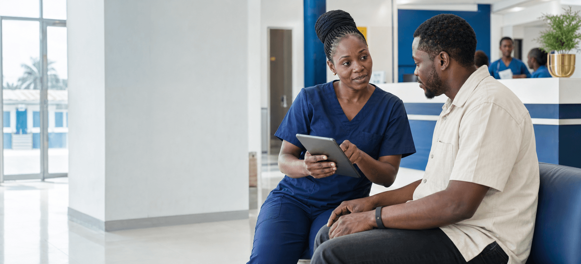 Une professionnelle de santé consulte THOTEX auprès d’un patient